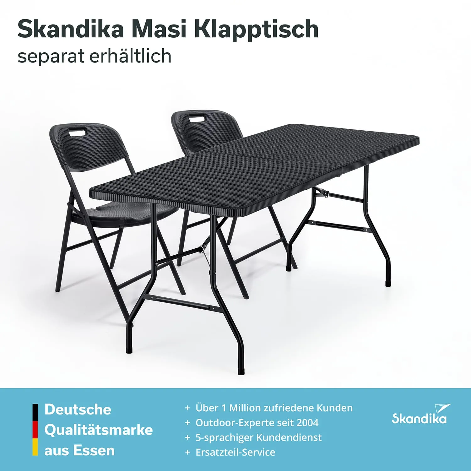 Schwarzer Klapptisch mit zwei schwarzen Faltstühlen, auf hellem Hintergrund. Textelemente in verschiedenen Schriftgrößen.