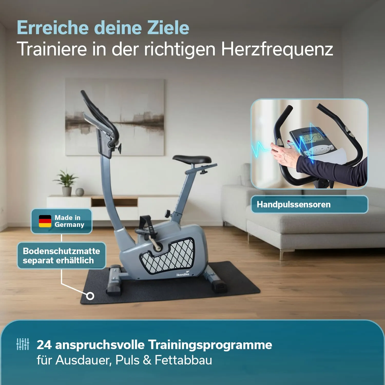 Ein Ergometer steht auf einer schwarzen Unterlage in einem modernen Wohnzimmer. Im Hintergrund ist eine Couch und ein dekorierter Tisch sichtbar. Es sind Informationen zu Trainingsprogrammen und Handpulssensoren eingeblendet.