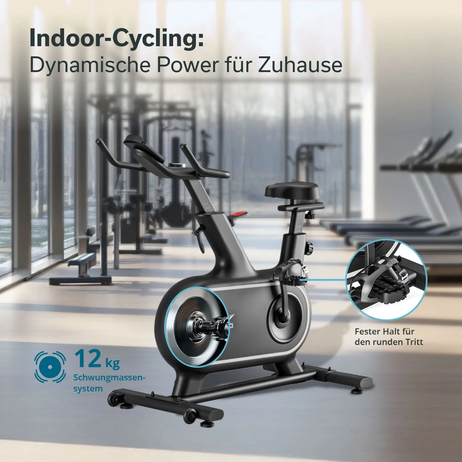 Indoor-Cycling-Bike mit schwarzem Rahmen und flüssig laufendem Schwungmassensystem, im Hintergrund Fitnessstudio mit Geräten.