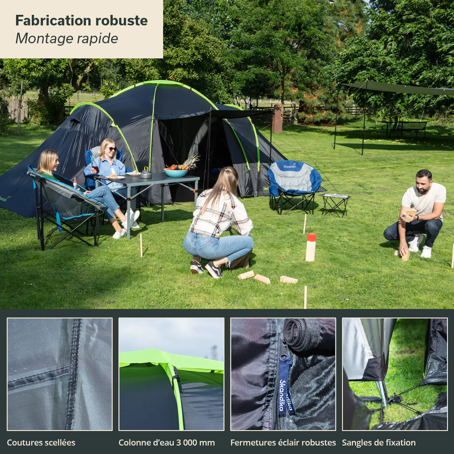 Zelt auf einer Wiese mit zwei sitzenden Personen und einer knienden Person. Ein Tisch mit Speisen steht dabei.