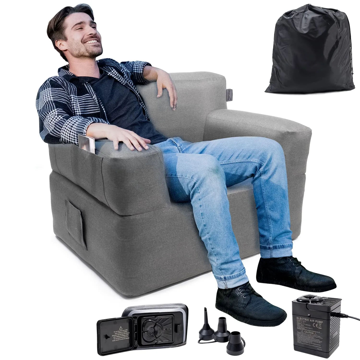 Grauer Sessel mit Mensch, der entspannt sitzt. Neben dem Sessel sind eine elektrische Pumpe und drei Düsen zu sehen.