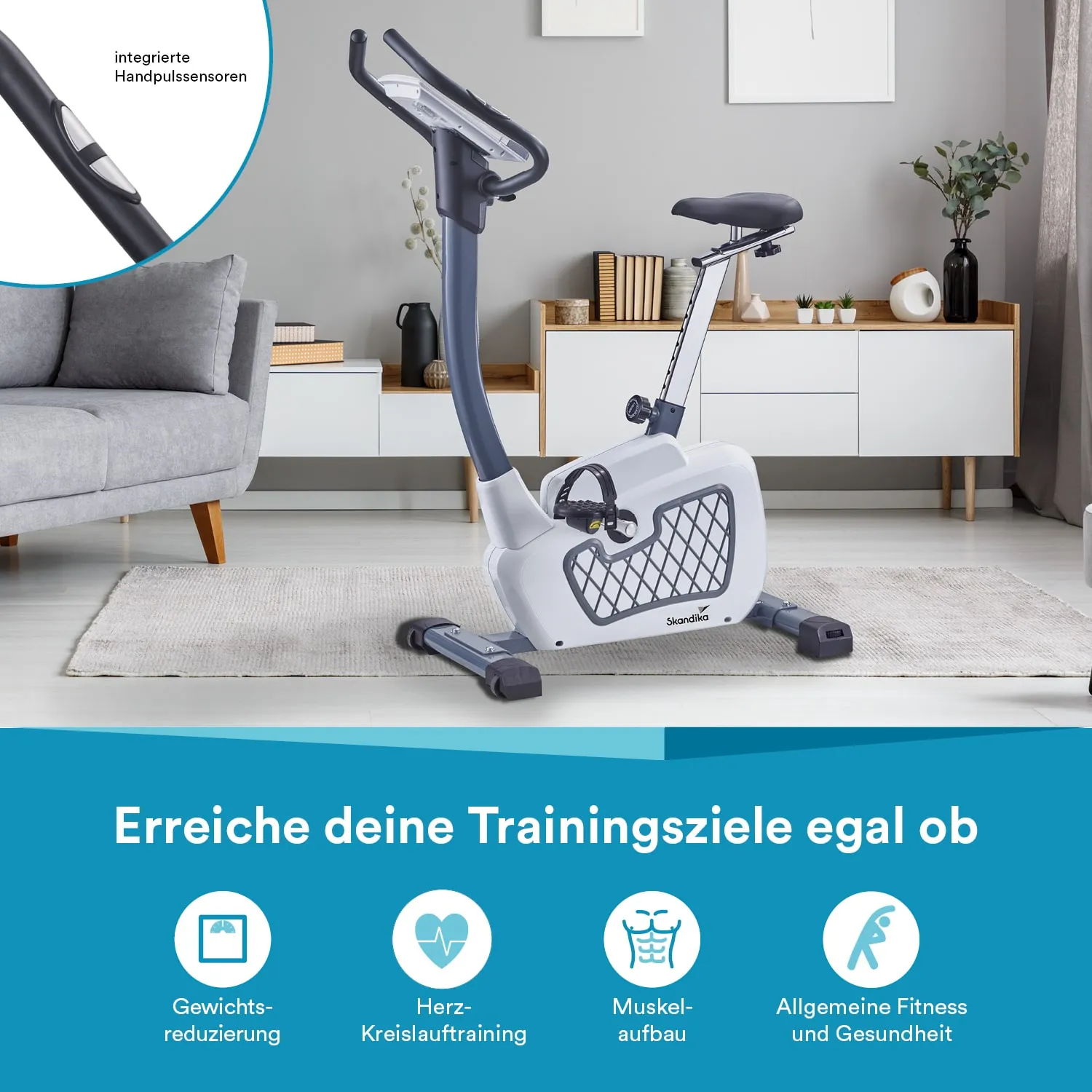 Ein Heimtrainer steht in einem modernen Wohnraum. Im Hintergrund sind ein Sofa, ein Teppich und Möbel zu sehen.