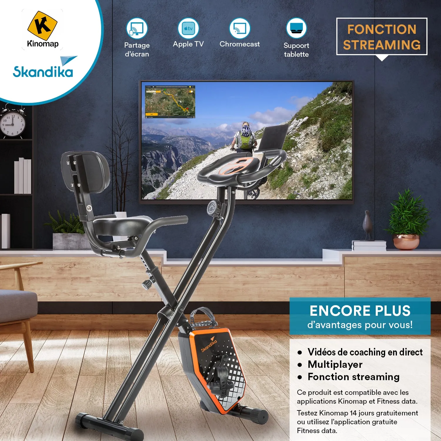 Faltbares Fitnessbike in einem modernen Raum mit Holzfußboden. Im Hintergrund ein Fernseher, der eine Fahrradroute zeigt.