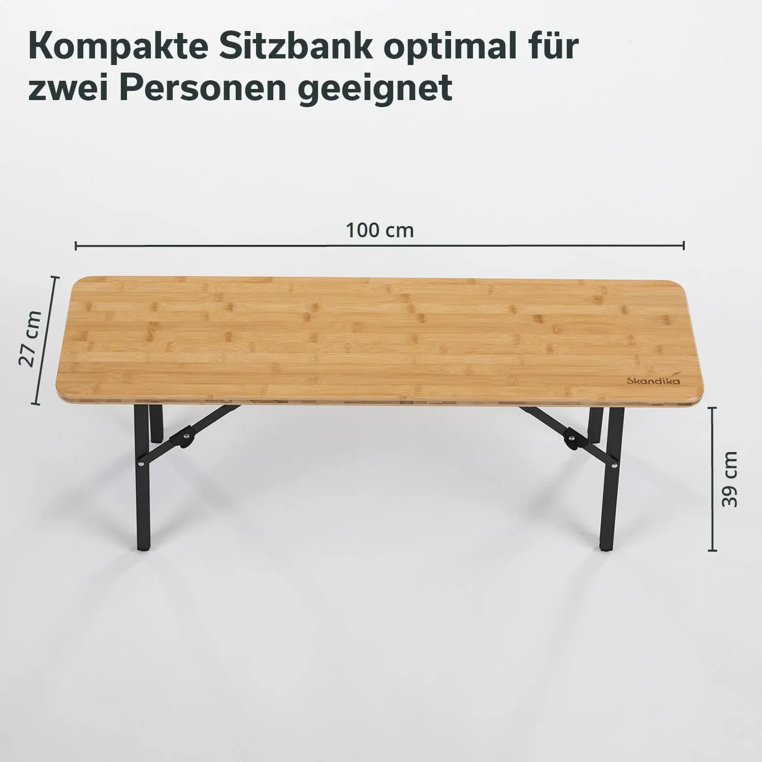 Kompakte Sitzbank aus Bambus, geeignet für zwei Personen. Maße: 100 cm lang, 27 cm hoch, 39 cm breit. Schwarzes Gestell.