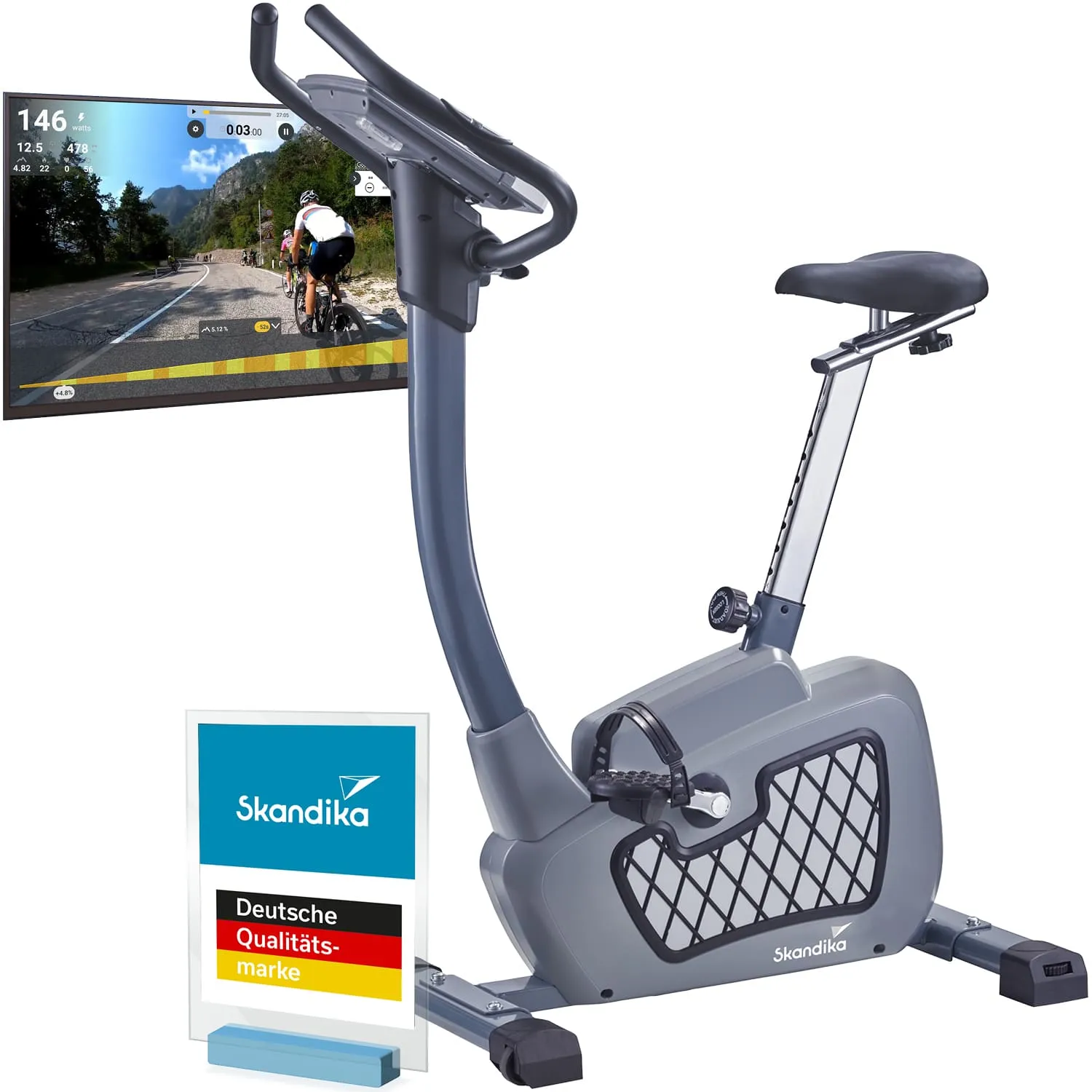 Fahrradergometer mit Bildschirm, der eine Radstrecke zeigt, sowie einem Qualitätssiegel von Skandika.