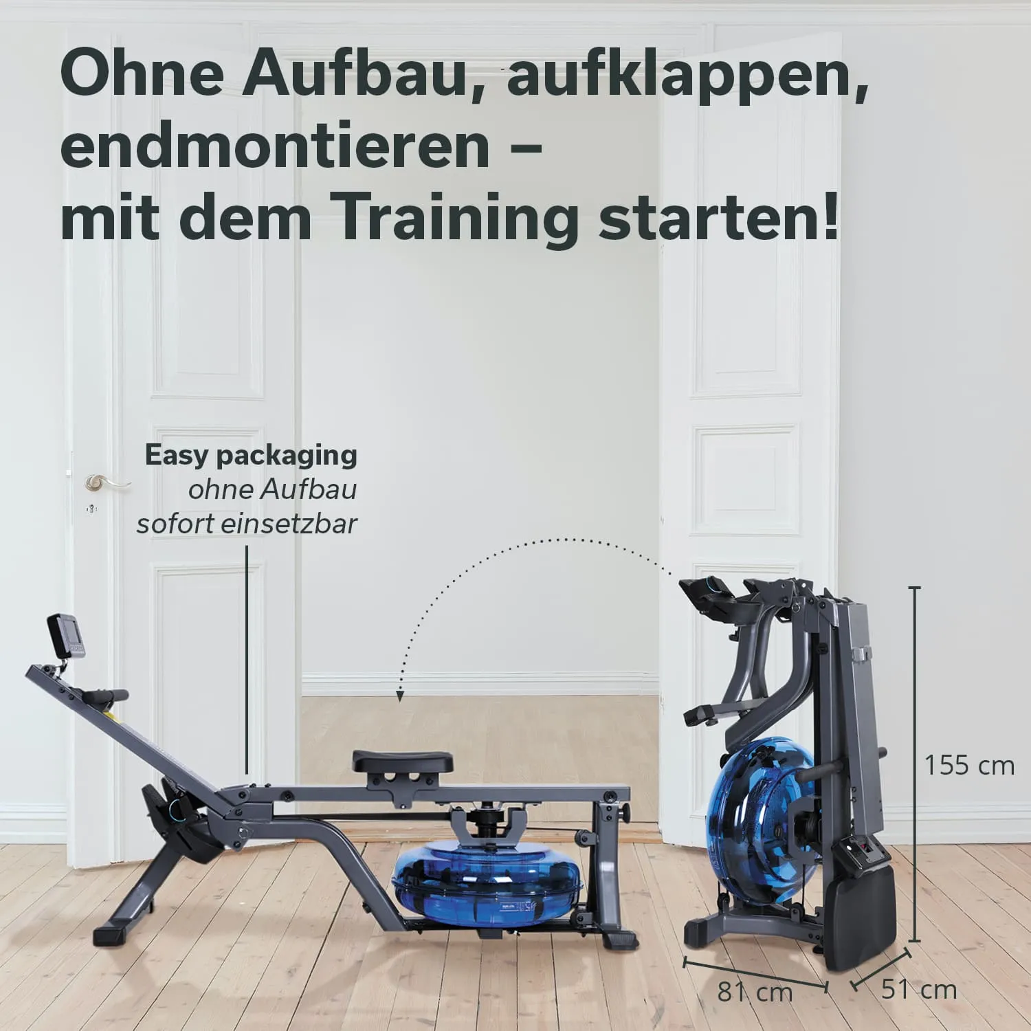 Rudergerät in einem hellen Raum mit Holzfußboden. Das Gerät ist teils zusammengeklappt, mit einer blauen Wasserkammer. Maßangaben sind sichtbar.