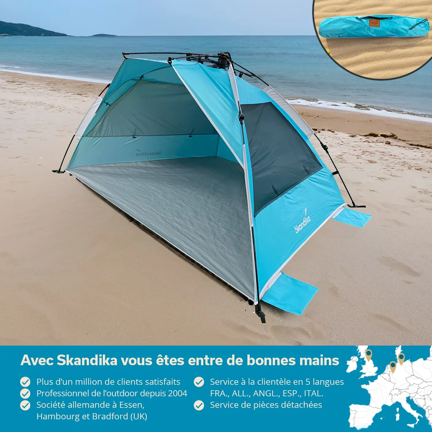 Ein blaues Strandzelt steht auf sandigem Boden, im Hintergrund ist das Meer zu sehen. Ein kleiner Zeltaufbau liegt oben rechts.