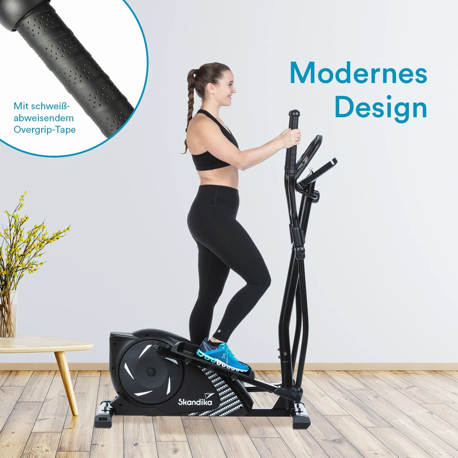Eine Person steht auf einem Ellipsentrainer in einem modernen Raum mit Holzfußboden. Neben dem Trainer befindet sich ein dekorativer Tisch mit einer Pflanze.