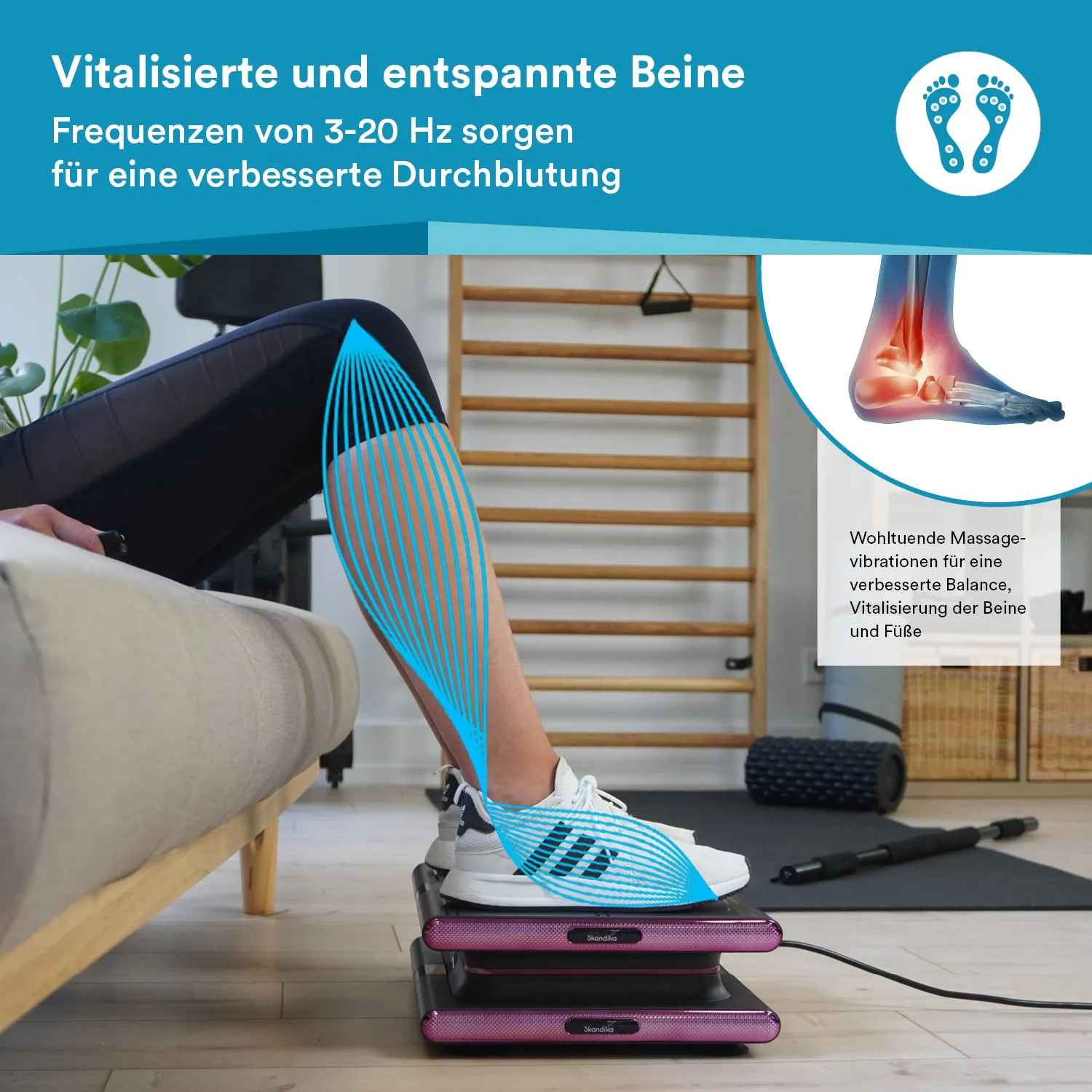 Eine Person sitzt auf einem Sofa mit einem Bein auf einem Gerät. Das Gerät hat eine pinke und schwarze Farbe. Darüber stehen Text und Grafiken zu Vitalisierung und Durchblutung der Beine. Im Hintergrund sind Möbel und Fitnessgeräte sichtbar.