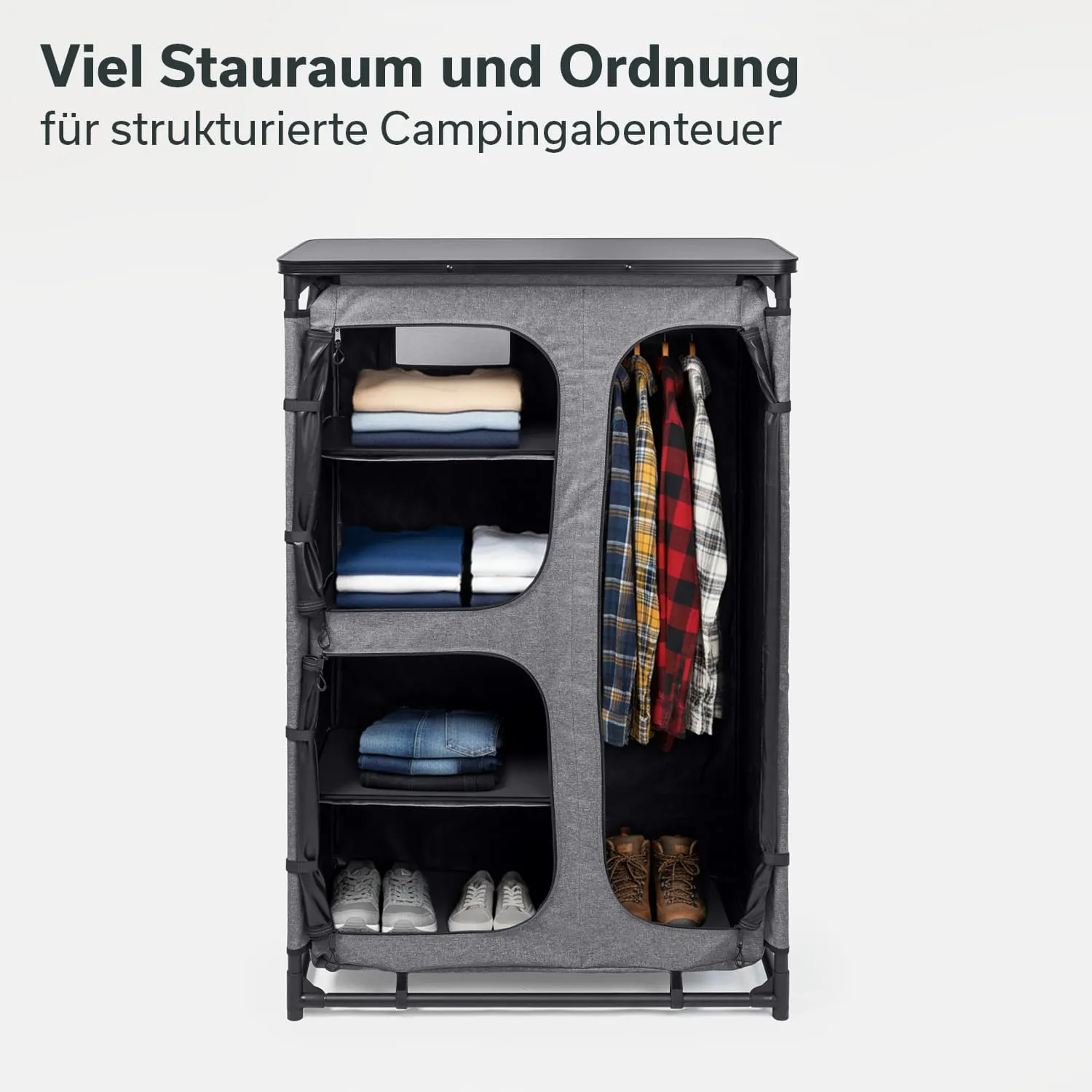 Auf dem Bild ist ein grauer Stauraum mit mehreren Regalfächern zu sehen. Oben sind gefaltete Kleidungsstücke, in der Mitte hängen Hemden und Blusen. Unten sind Jeans und Schuhe sichtbar.