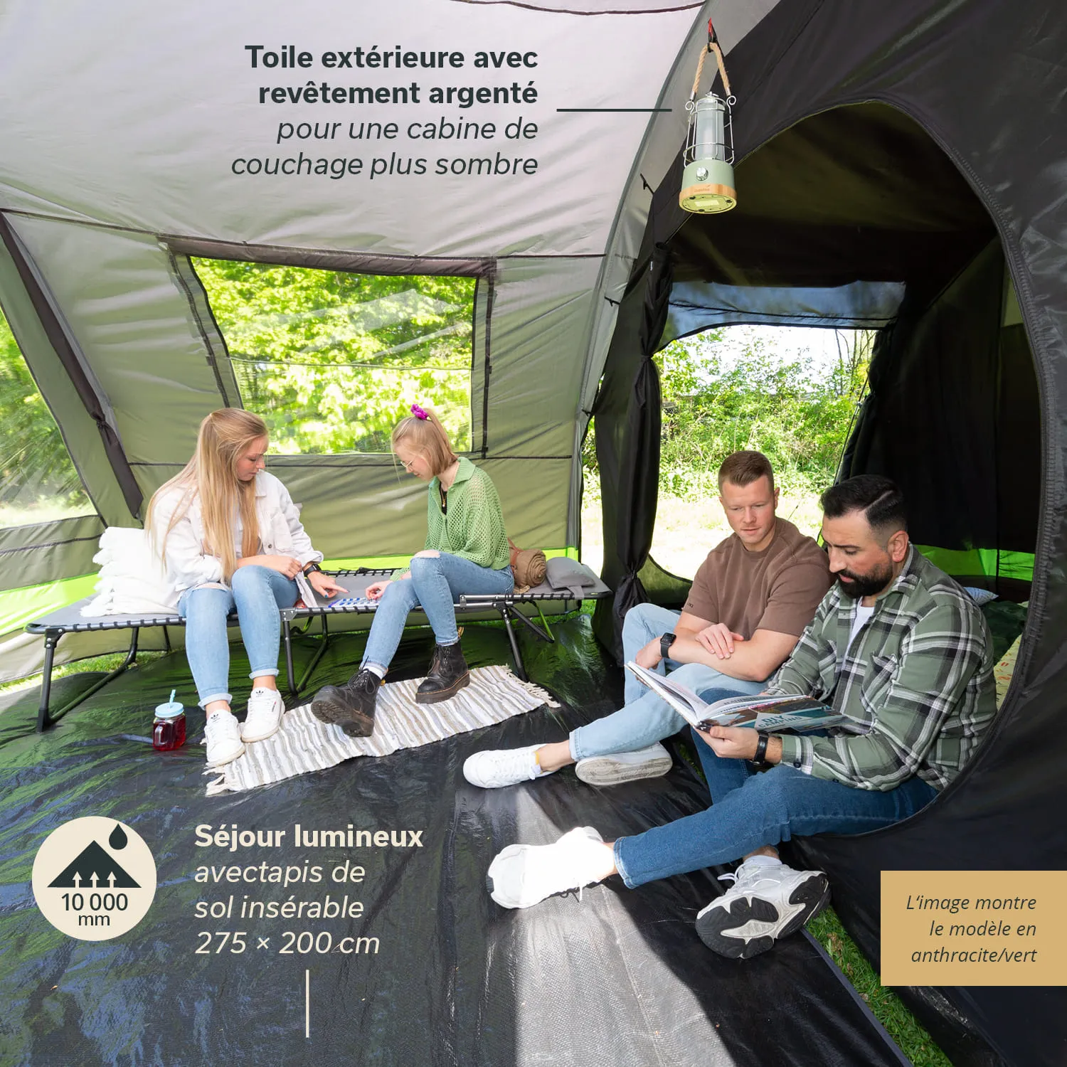 Im Zelt sitzen drei Personen auf einem Bodenbelag. Links sind zwei Personen auf einer Liege, eine liest. Rechts sitzt eine Person und schaut in ein Buch. Das Zelt hat große Fenster und ist innen hell.