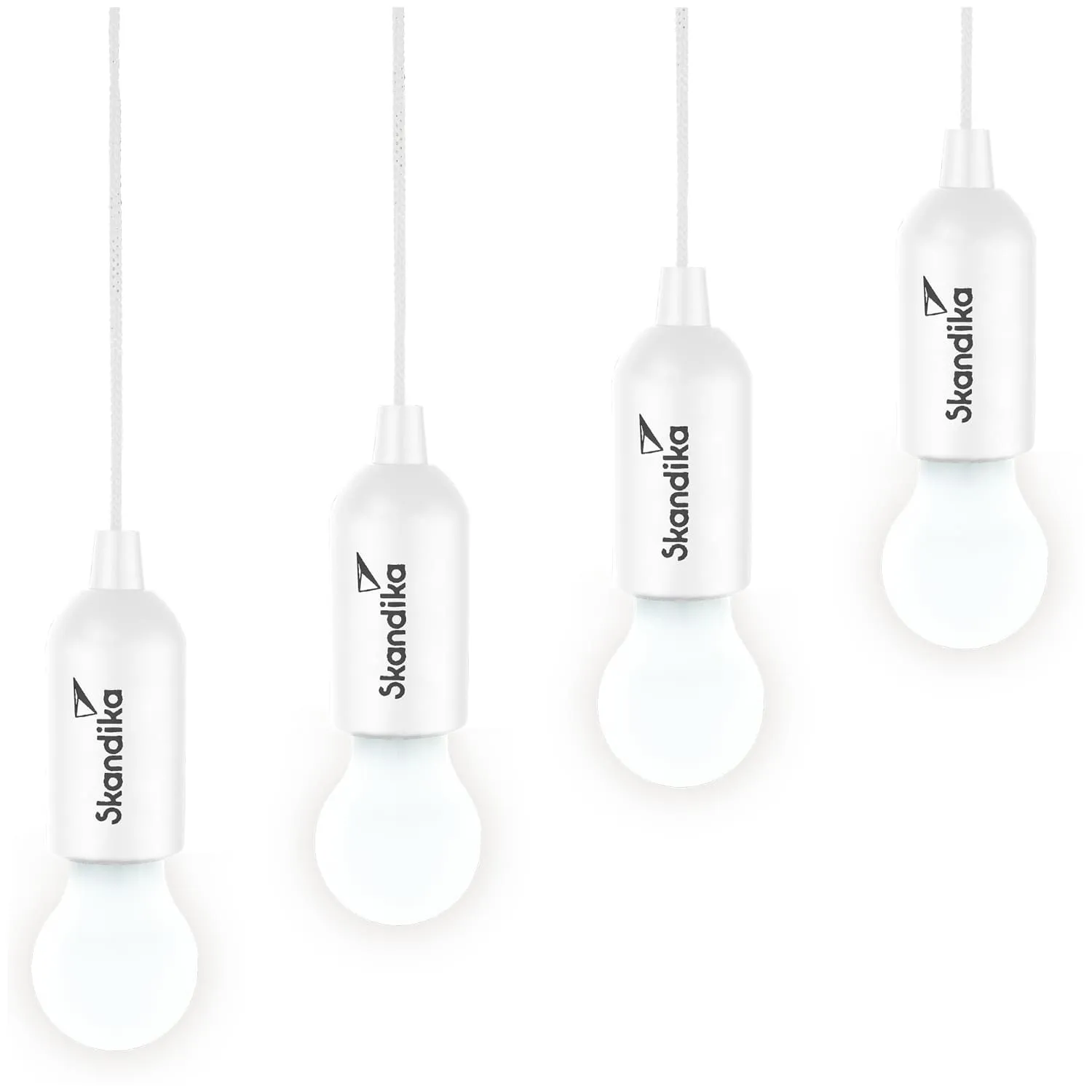 Vier moderne, weiße Lampen mit abgerundeten Formen hängen an kabelgebundenen Aufhängungen.