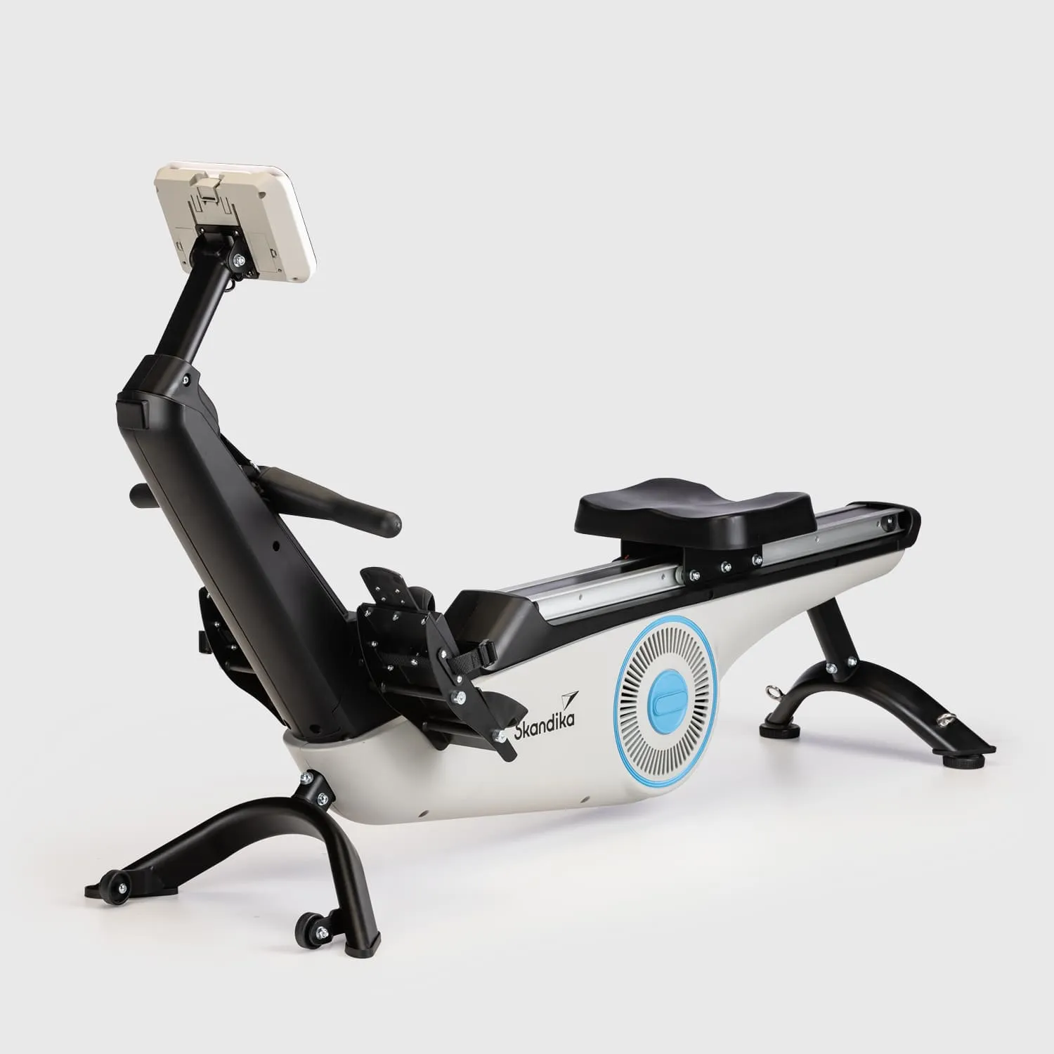 Rudergerät in Schwarz und Silber mit einem Sitz, Pedalen und einem Halter für das Tablet.