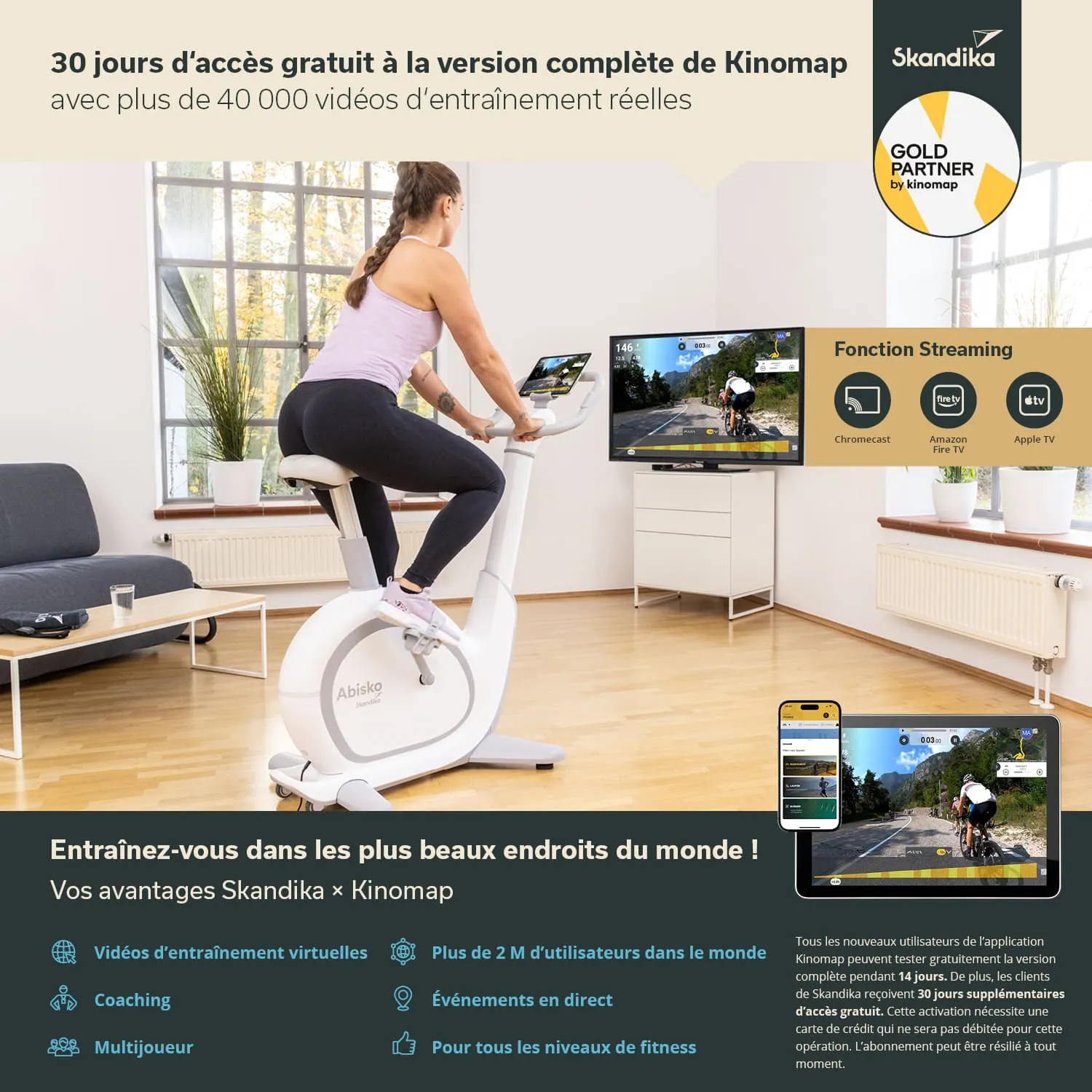 Eine Person trainiert auf einem Heimtrainer in einem hellen Raum. Im Hintergrund ist ein Fernseher mit einer Trainingsvideo-Anzeige. Ein Tablet mit der gleichen Anzeige steht auf dem Tisch.