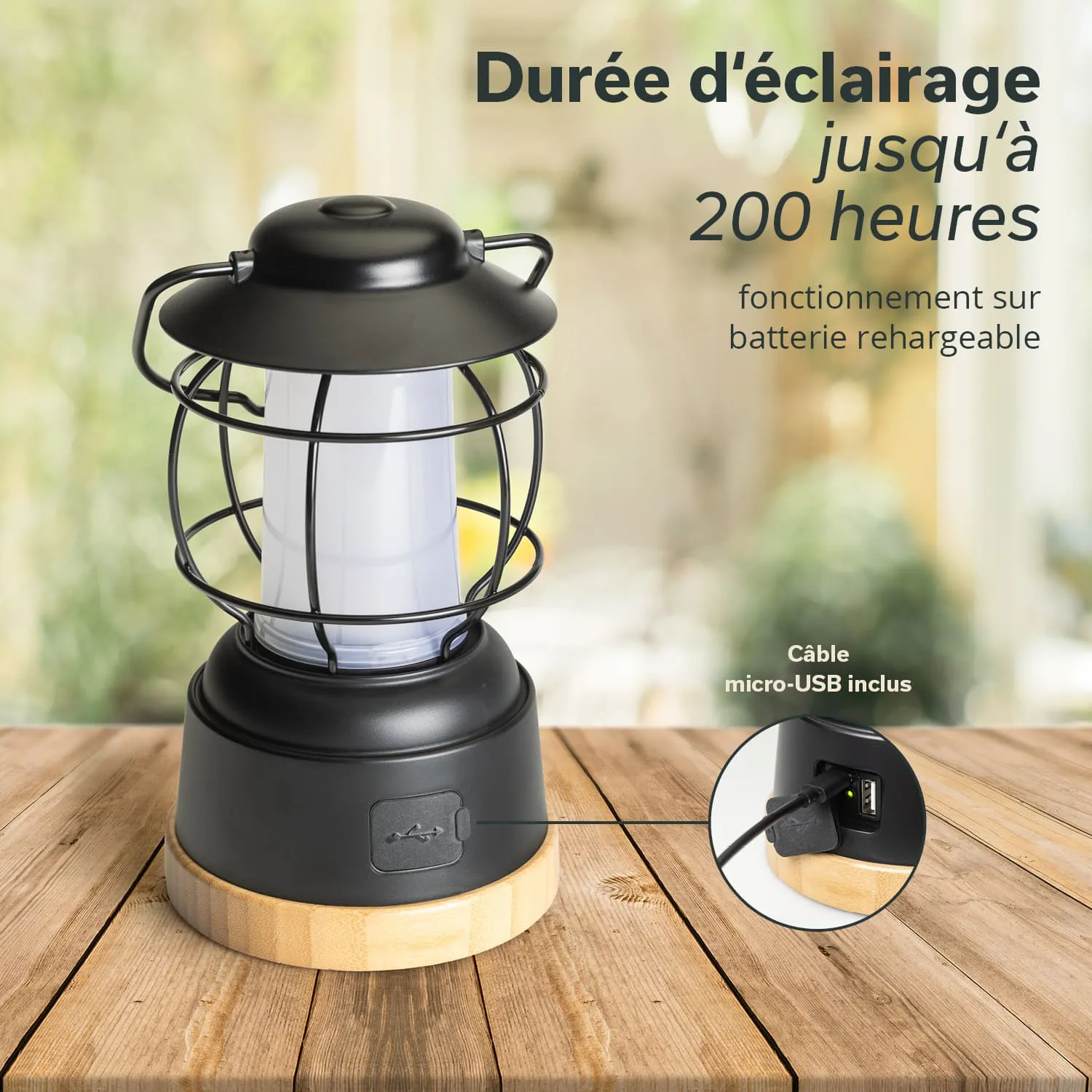 Schwarze Laterne mit einem Gitter und einer LED-Lampe, steht auf einem Holzuntergrund. Mikro-USB-Anschluss sichtbar.