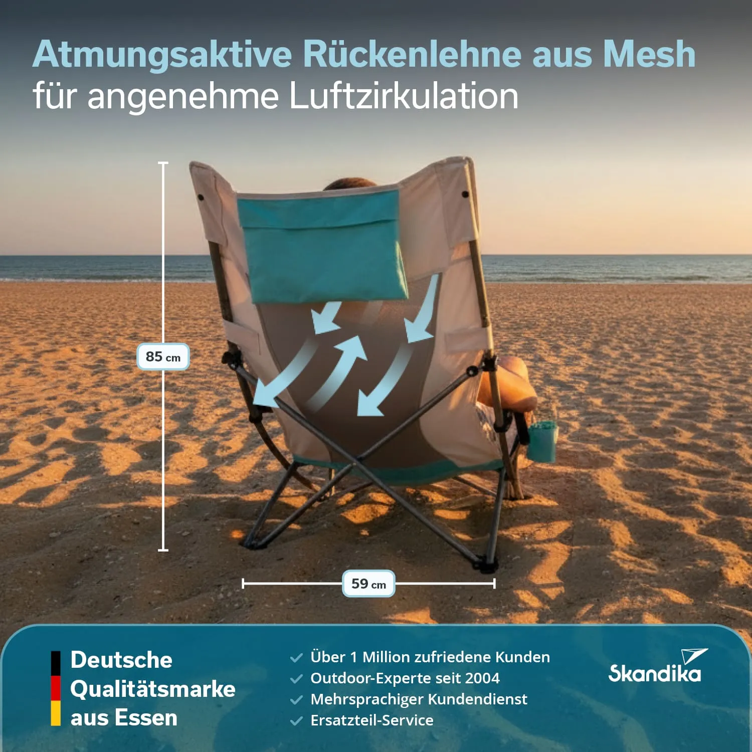 Campingstuhl mit atmungsaktiver Mesh-Rückenlehne, Maße 85 cm Höhe und 59 cm Breite, am Strand im Sonnenuntergang.
