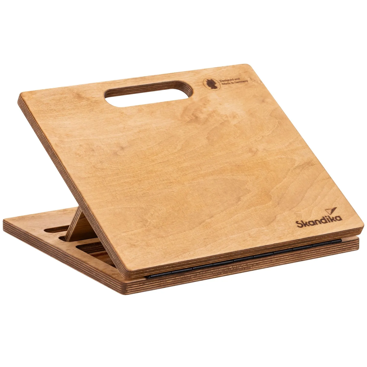 Holzbrett mit Griff und stabiler Konstruktion, gekennzeichnet mit dem Logo „Skandika“, ausgeklappt und schräg positioniert.