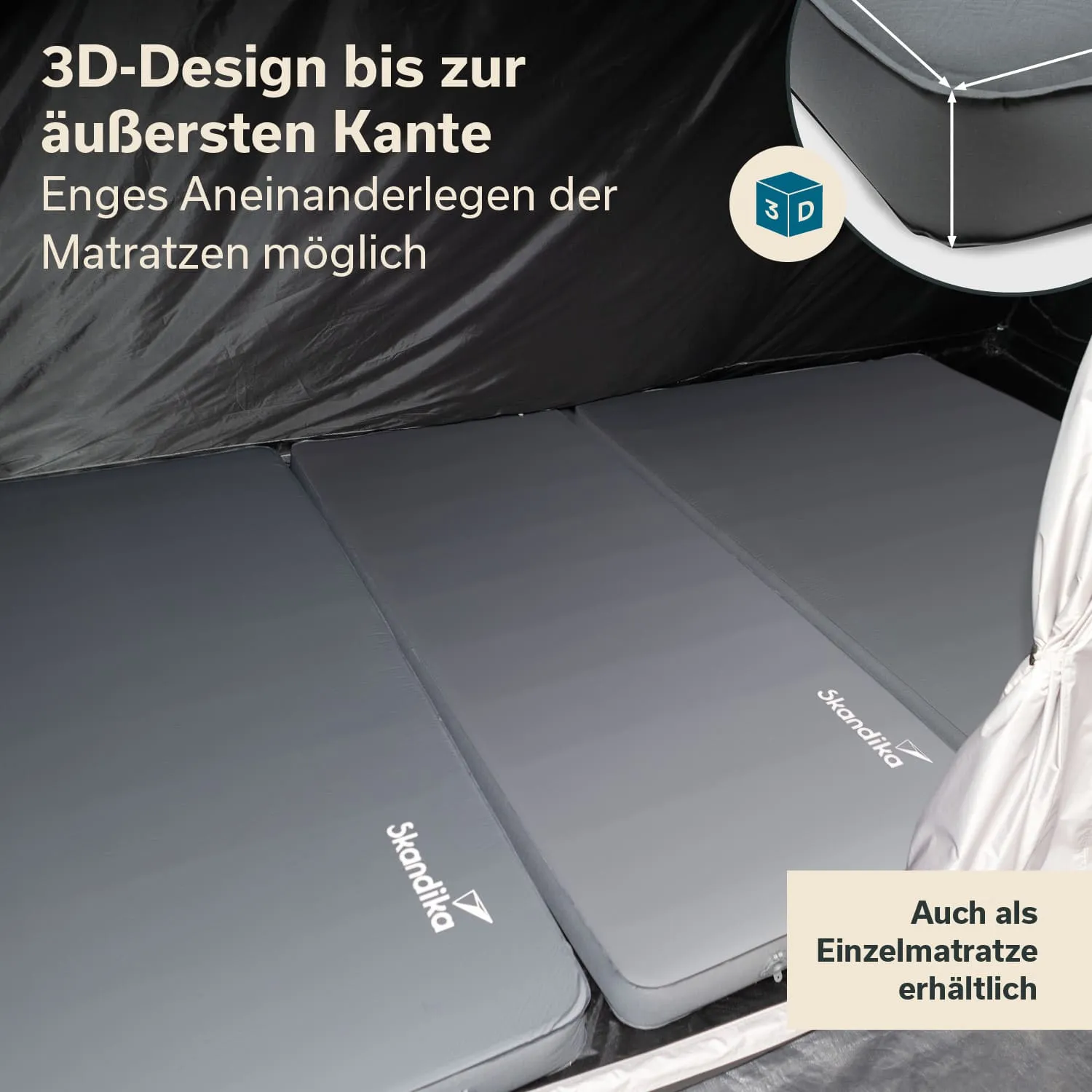 Drei graue Matratzen liegen nebeneinander in einem Zelt. Der Zeltinnenraum ist dunkel und die Matratzen haben ein Logo.