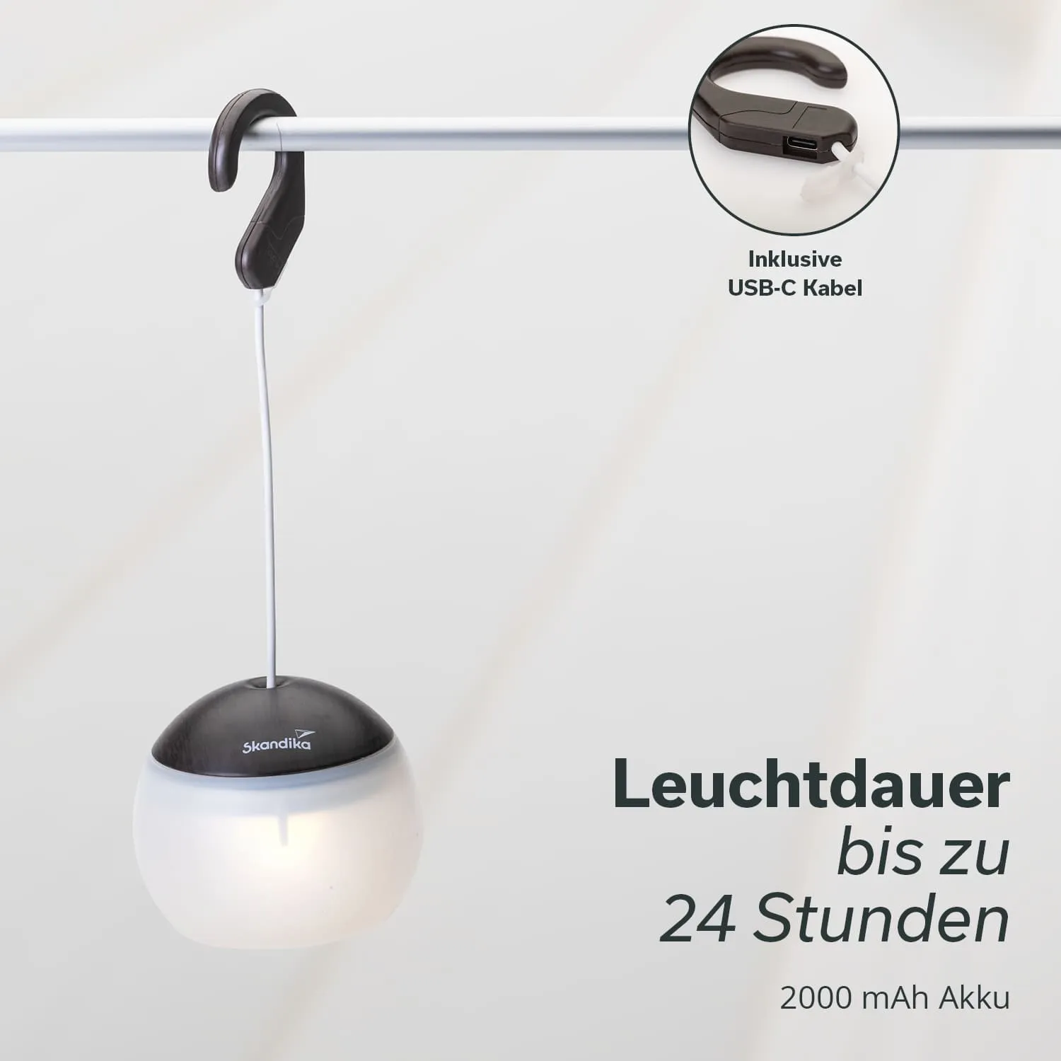 Hängende Lampe mit rundem, leicht milchigem Gehäuse und schwarzem Deckel, befestigt an einem Haken. Text über Leuchtdauer und Akku.