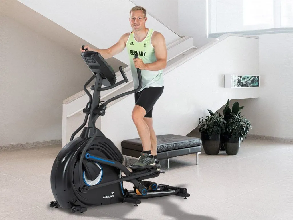 Max Rendschmidt auf Ellipsentrainer Carbon Conqueror