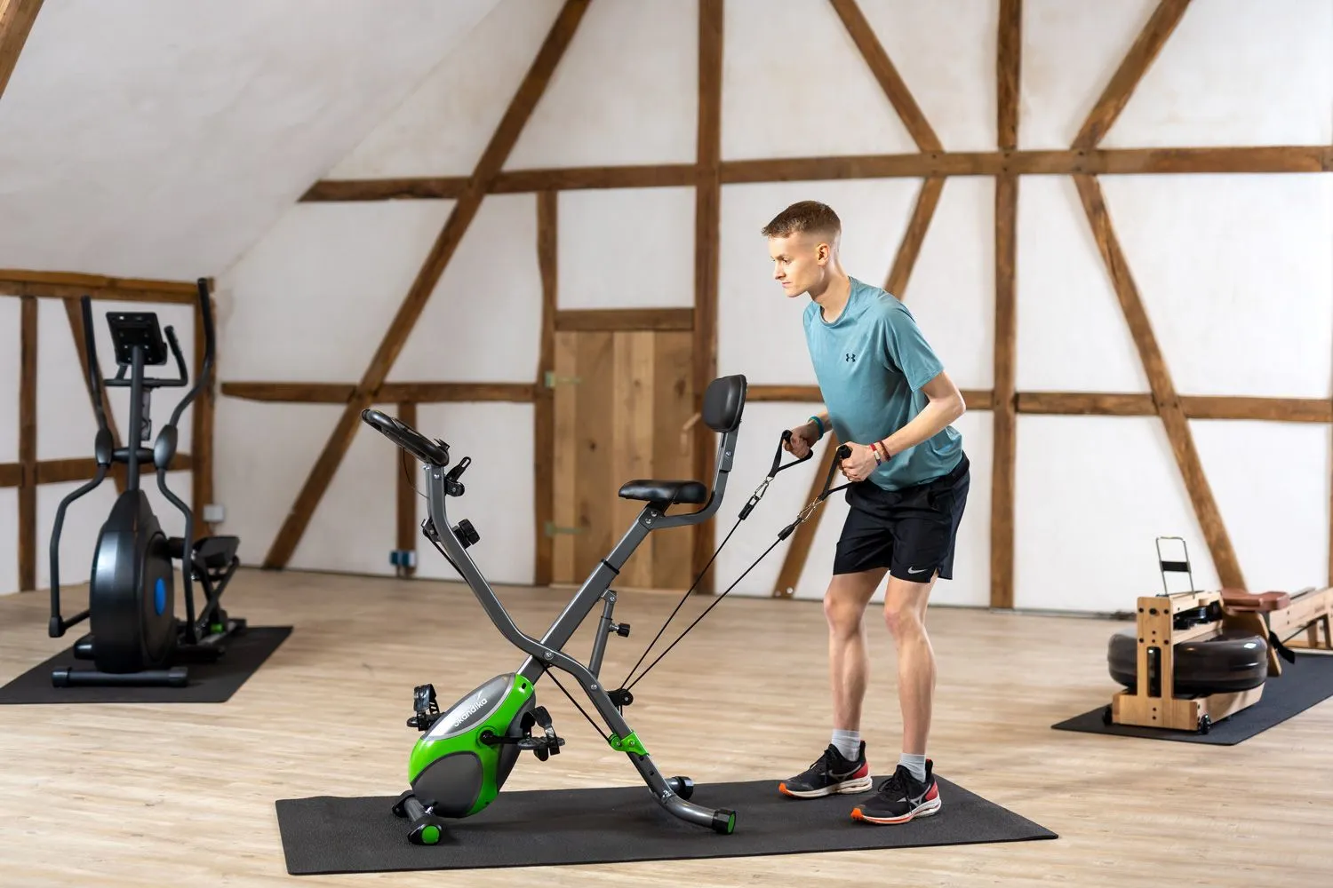 Rudern im Stand auf dem Heimtrainer Foldaway X-3000