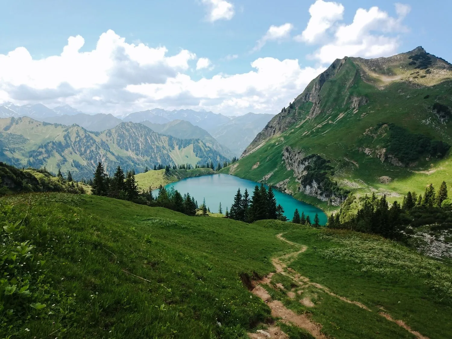 Blick auf den Seealpsee in Oberstdorf