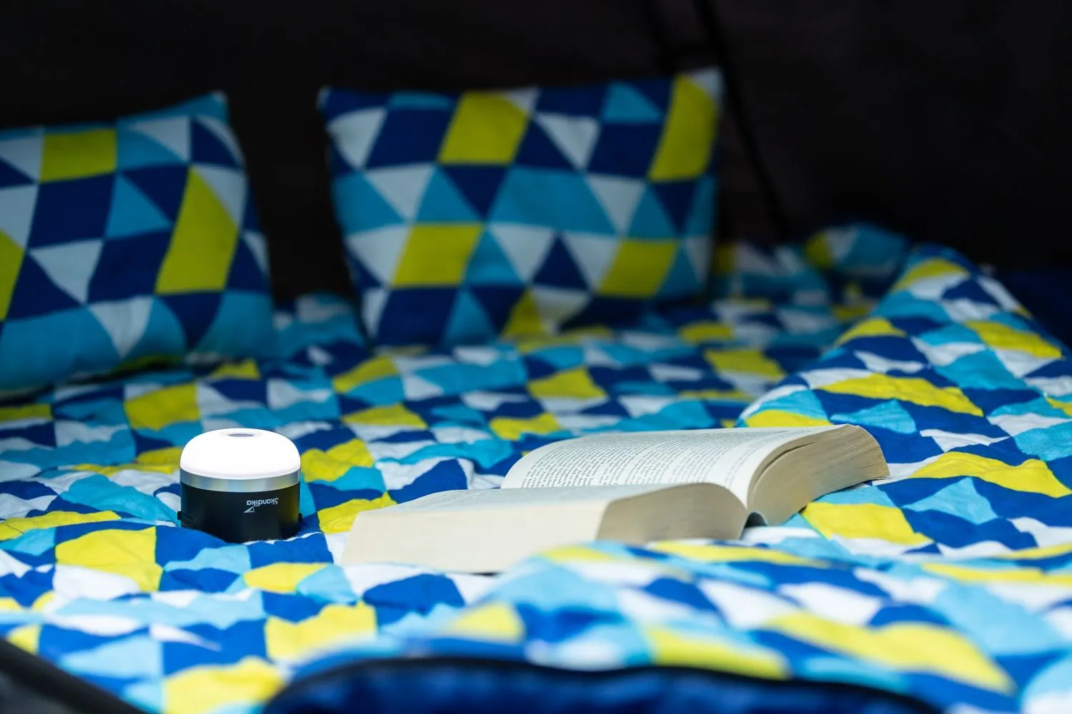 Iceland Double Flanell Schlafsack aufgeklappt mit Buch und Skandika Campingleucht Tarfala