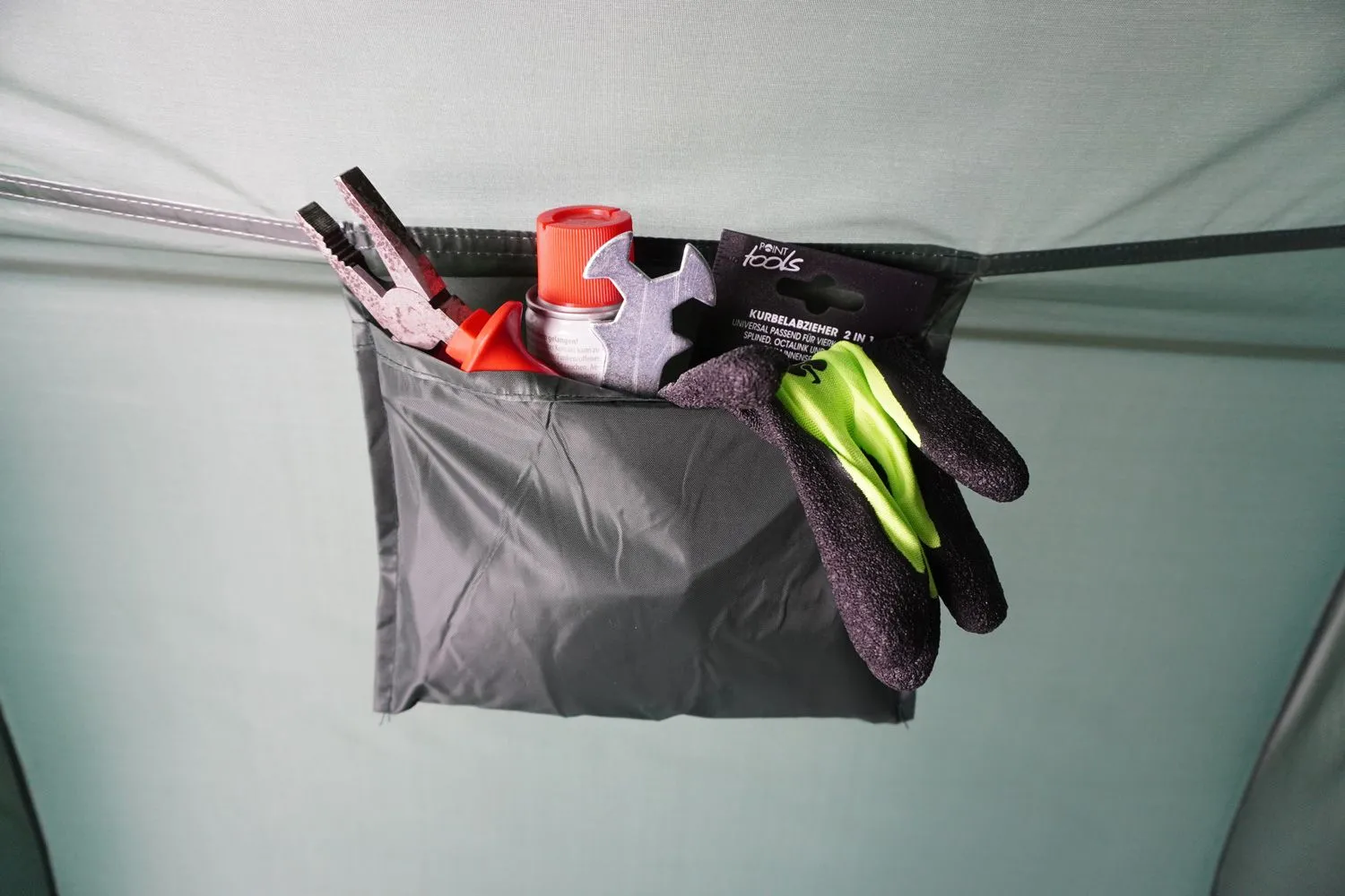 Storage Tent Nahaufnahme von Innentasche mit Werkzeug und Handschuhen
