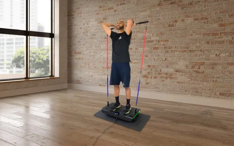 Übung auf der Vibrationsplatte mit Multi-Widerstandsbändern