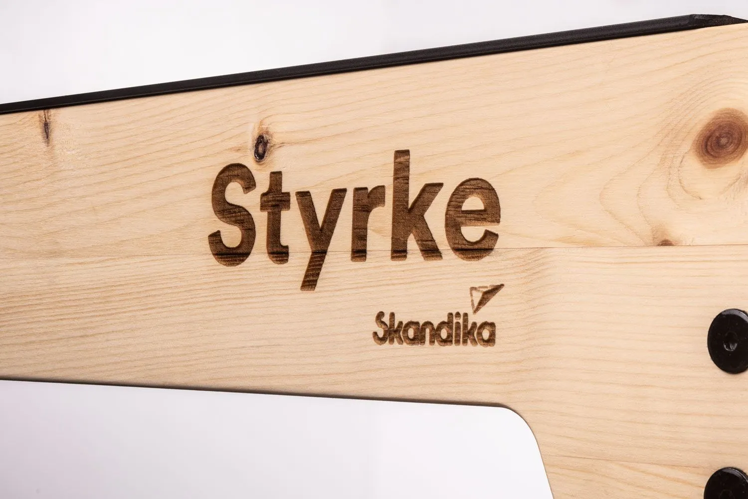 Logo und Maserung vom Wasserrudergerät Styrke Premium aus Zirbenholz