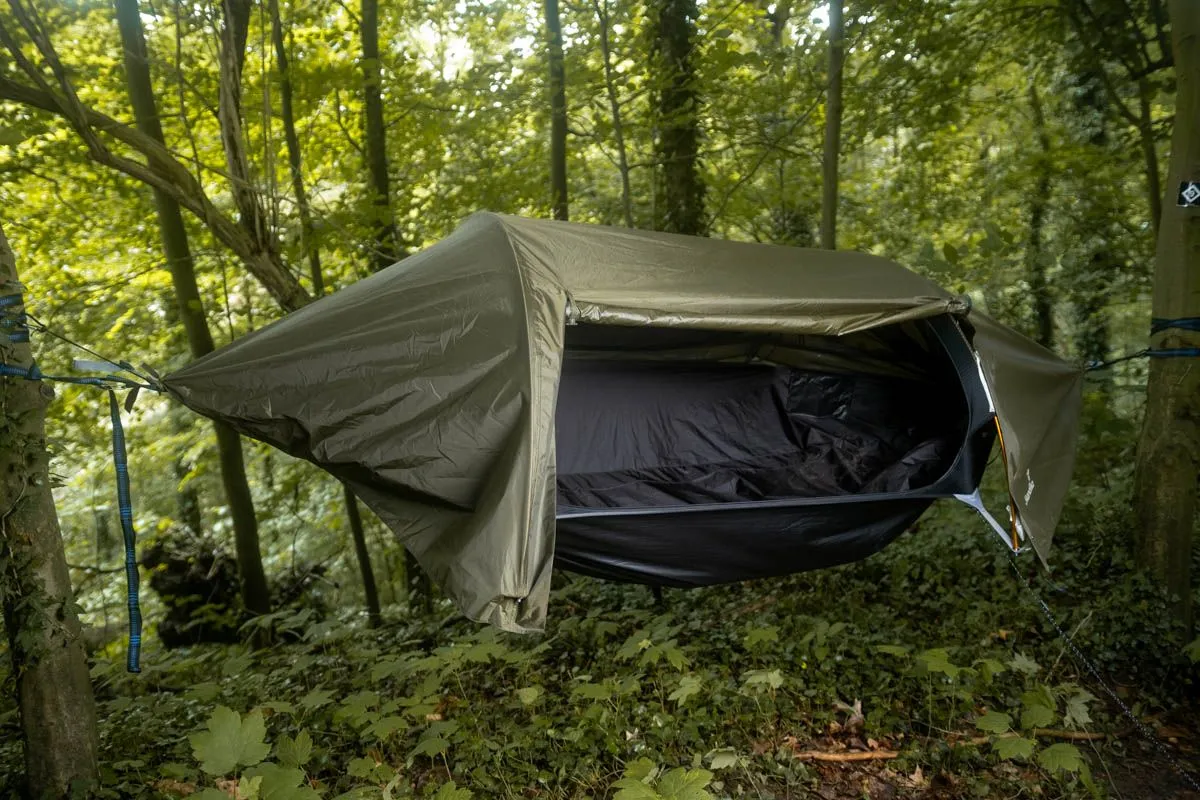 Hängemattenzelt Rian im Wald aufgehängt