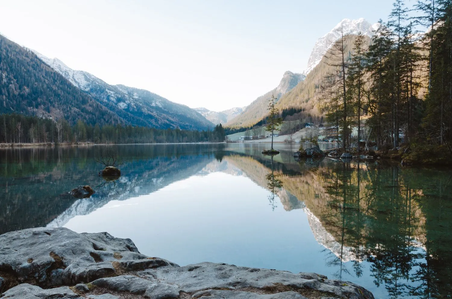 Ausblick vom Hintersee zu den umliegenden Bergen