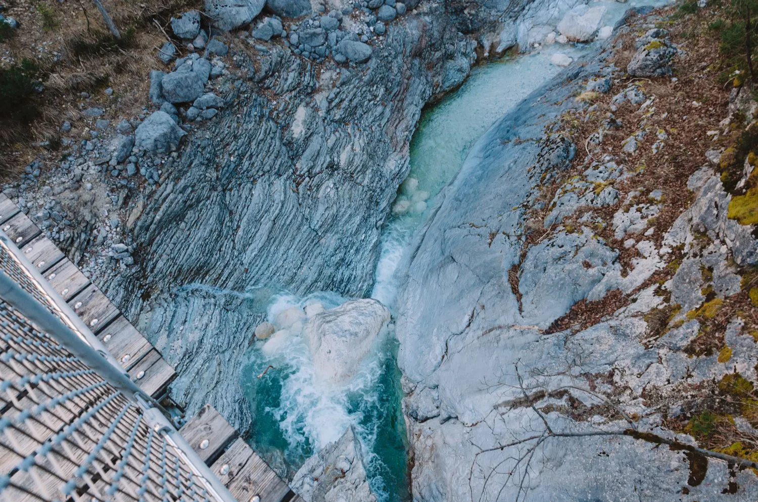 Blick von der Klaubsbachtaler Hängebrücke auf den Fluss hinunter