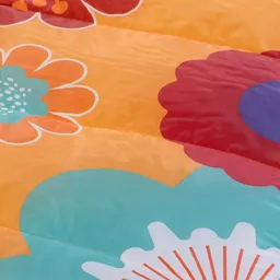 Flower Bunte Decke mit großen, stilisierten Blumen in verschiedenen Farben wie Orange, Blau und Lila auf orangefarbenem Hintergrund.