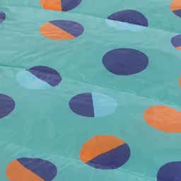 Sunrise Bunte Decke in Türkis mit großen, unregelmäßigen Punkten in Blau, Orange und Hellblau.