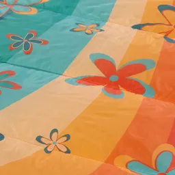Rainbow Bunte Bettdecke mit gestreiften Farben in Türkis, Orange und Gelb, verziert mit verschiedenen Blumenmustern.