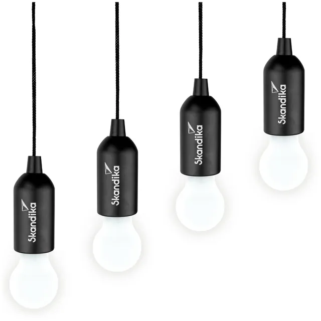 Vier hängende Lampen mit schwarzem Gehäuse und weißen Glühbirnen, mit dem Logo "Skanidika".