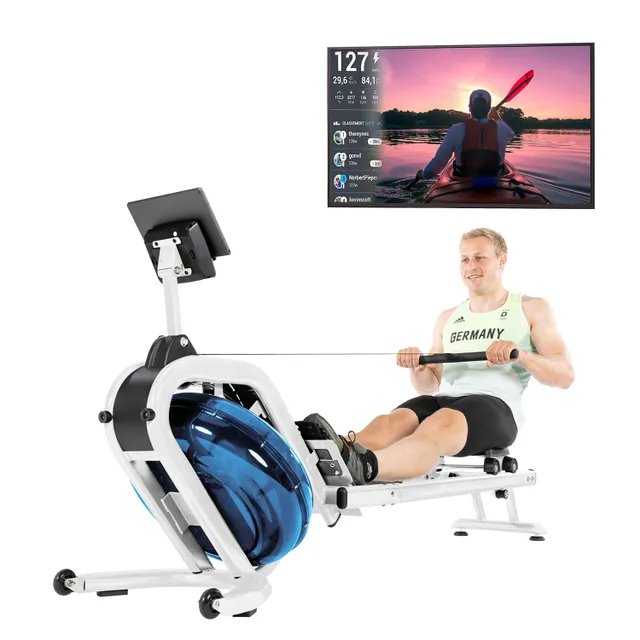 Rudergerät mit Wasserrad, eine Person zieht den Griff, über dem Gerät ein Monitor mit Statistiken und einer Bootsszene.
