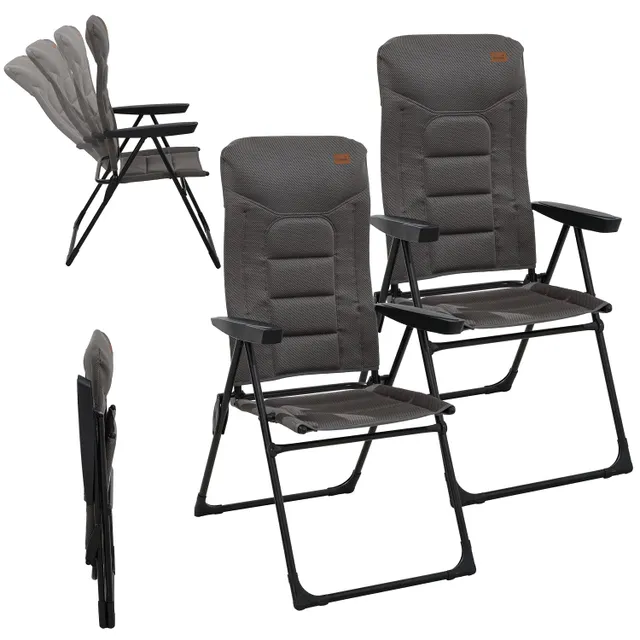 Zwei graue Campingstühle mit Armlehnen, einer ist zusammengeklappt, schwarzes Gestell.