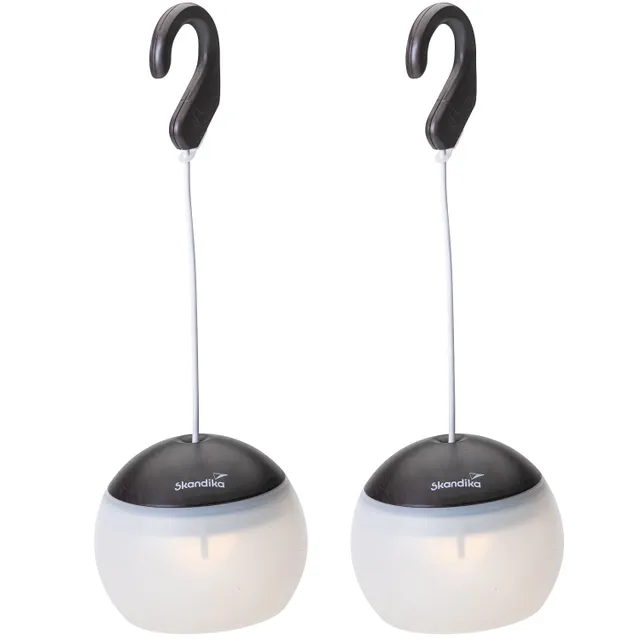 Zwei hängende LED-Lampen mit schwarzem oberen Teil und weißem, kugelförmigem Körper. Ein Haken zum Aufhängen ist vorhanden.
