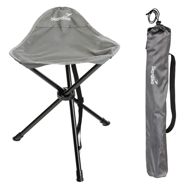Klappstuhl in Grau mit dreibeiniger, schwarzer Metallkonstruktion und Tragetasche in grauem Material.