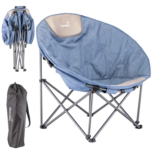 Faltstuhl in blau mit gepolsterter Sitzfläche und Verstrebungen aus Metall. Neben dem Stuhl eine schwarze Tragetasche.