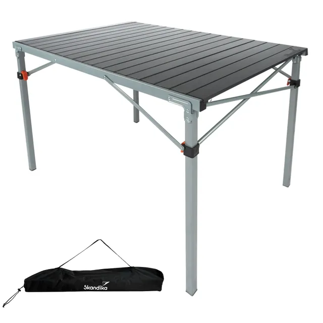 Klappbarer Campingtisch aus grauem Metall mit schwarzer Tischplatte und einem Tragetasche in Schwarz darunter.