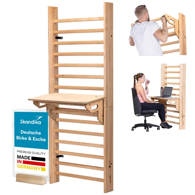 Wandregal aus Holz mit Klettergriffen und ausklappbarem Tisch. Links ein Schild mit der Aufschrift „Skandika“.
