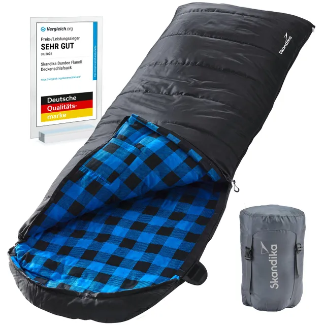 Schwarzer Schlafsack mit gefüttertem Innenfutter in blau-schwarzem Karomuster, daneben ein grauer Packsack mit Logo. Ein Zertifikat steht im Hintergrund.