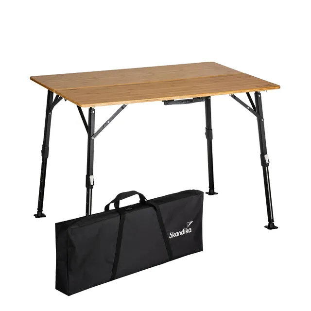 Klappbarer Tisch mit einer Holzoberfläche und schwarzem Gestell, daneben eine Tragetasche für den Tisch.