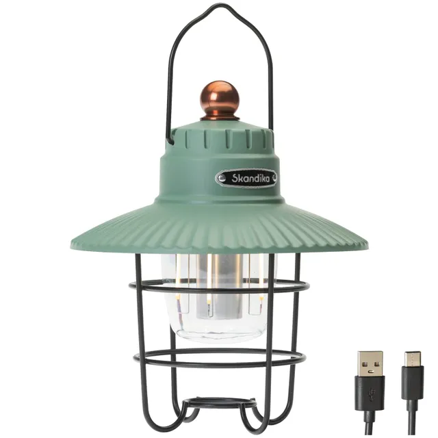 Grüne Laterne mit einem schwarzen Gitter und kupferfarbener Kugel, daneben ein USB-Kabel.