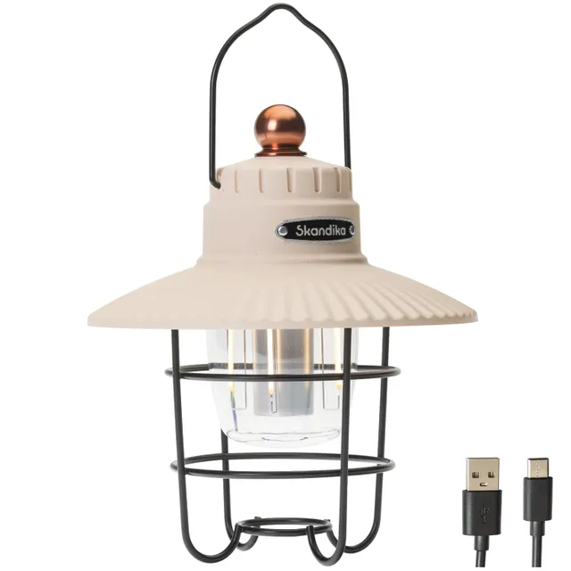 Hängelampe mit beiger Kappe und schwarz-gelbem Gitter, im Vordergrund ein USB-Kabel.
