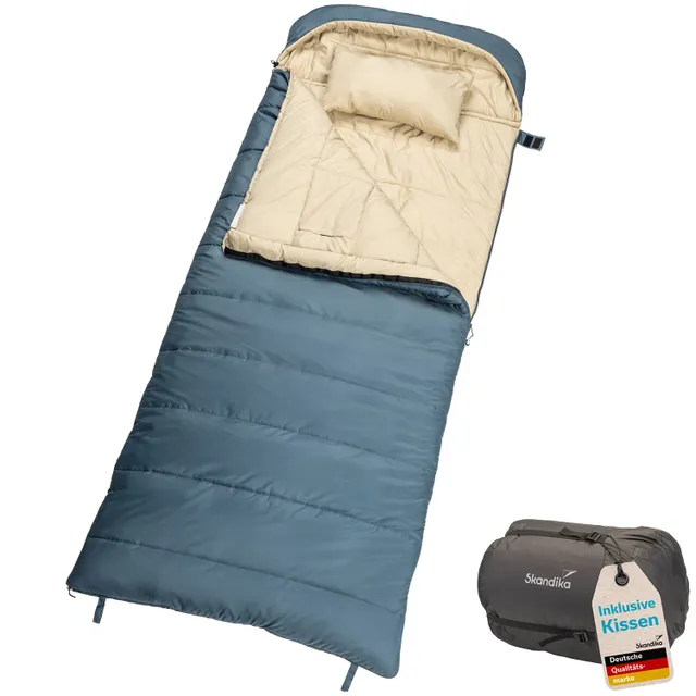 Schlafsack in Blau mit beigefarbener Innenseite und Kopfkissen, daneben eine verpackte Version.