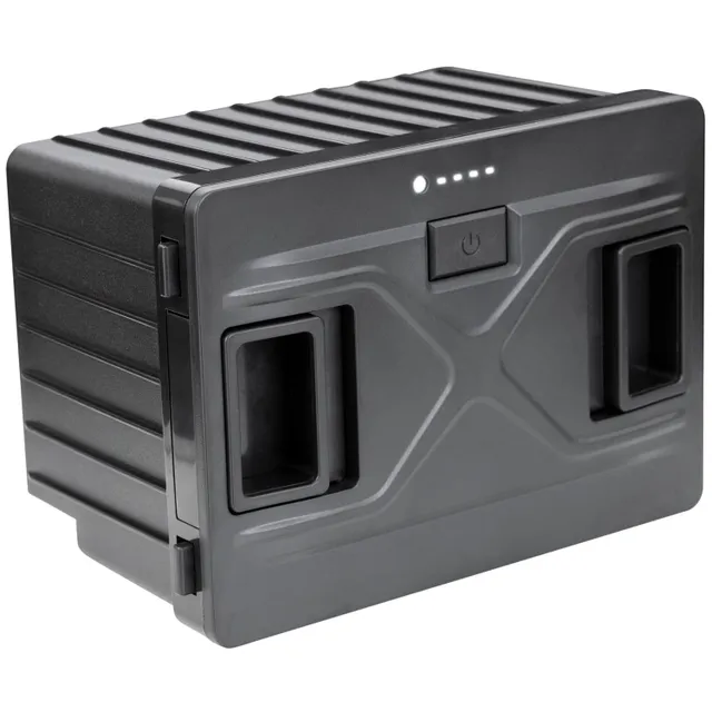 Schwarze, rechteckige Box mit zwei Öffnungen, einem Netzschalter und einem LED-Anzeigebereich oben.